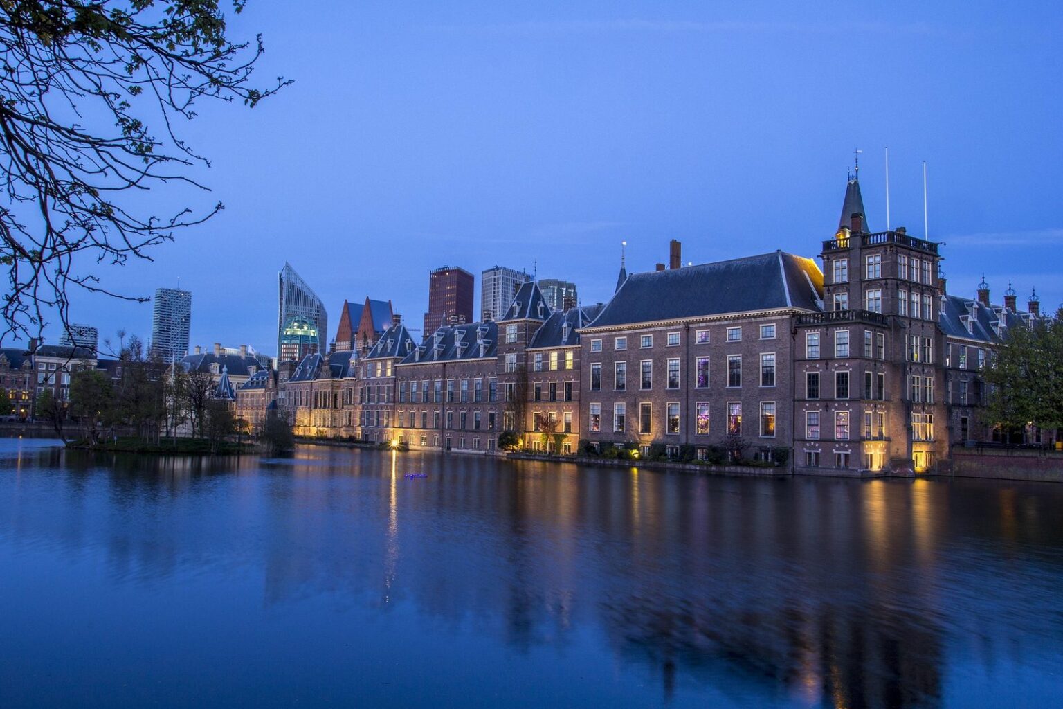 Binnenhof in Den Haag, zetel van de Tweede Kamer — belangenbehartiging voor Koerdische christenen door Rozia Foundation
